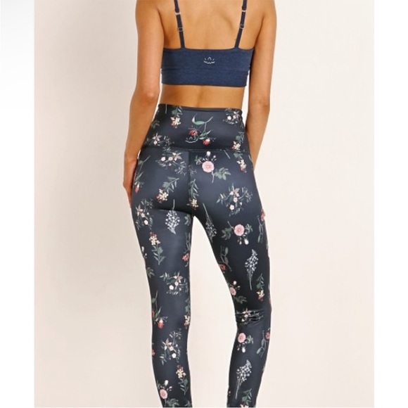 NWOT BEYOND YOGA beautiful printed leggings - Picture 3 of 10